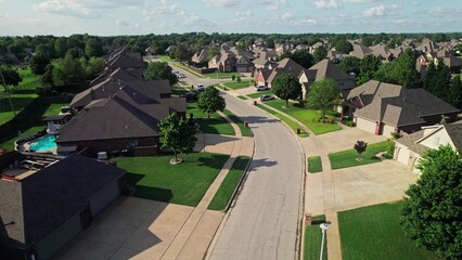 Obraz premium The drone flies over houses in the residential area of America. Low-rise buildings, private sector