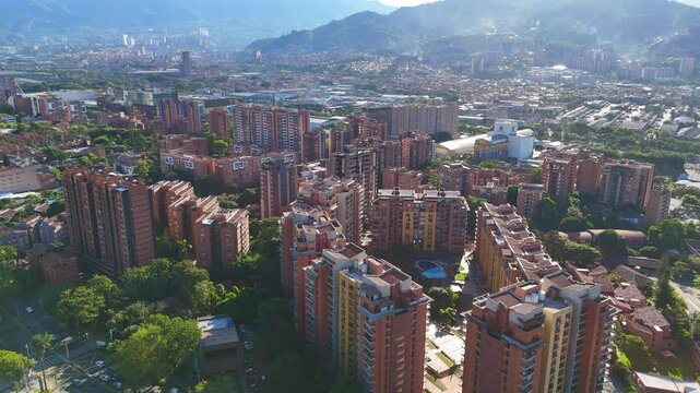 Video realizado con drone en un extraordinario d&iacute;a de verano y un azul del cielo inigualable, desde el barrio Jardines en Envigado. Se observa tambi&eacute;n ampliamente la ciudad de Medell&iacute;n.