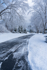 Obraz premium winter house and driveway after snow storm