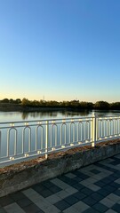 Obraz premium river embankment fence, beautiful landscape, horizon and river
