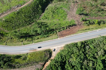 a imagem de uma estrada que corta a floresta tropical no interior do estado de São Paulo, Brasil,...