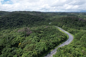 A imagem aérea obtida com drone de uma estrada cortando a mata atlântica, no Vale do Ribeira, em São Paulo, Brasil.