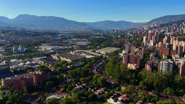 Video realizado con drone en un extraordinario d&iacute;a de verano y un azul del cielo inigualable, desde el barrio Jardines en Envigado. Se observa tambi&eacute;n ampliamente la ciudad de Medell&iacute;n.
