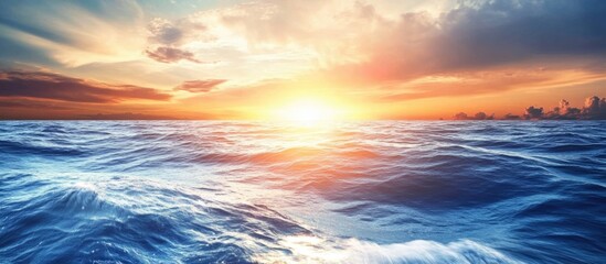 Obraz premium Sunset Over Ocean Waves with City Skyline on Horizon