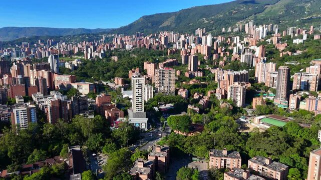 Video realizado con drone en un extraordinario d&iacute;a de verano y un azul del cielo inigualable, desde el barrio Jardines en Envigado. Se observa tambi&eacute;n ampliamente la ciudad de Medell&iacute;n.
