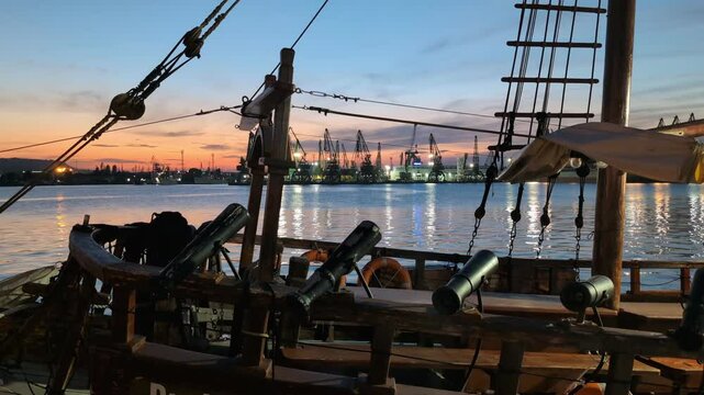 Voilier touristique &agrave; l'ancre dans le port de Varna, sur la mer Noire, en Bulgarie. Un magnifique coucher de soleil orange illumine les eaux de la baie.