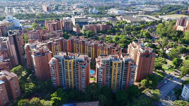 Video realizado con drone en un extraordinario d&iacute;a de verano y un azul del cielo inigualable, desde el barrio Jardines en Envigado. Se observa tambi&eacute;n ampliamente la ciudad de Medell&iacute;n.