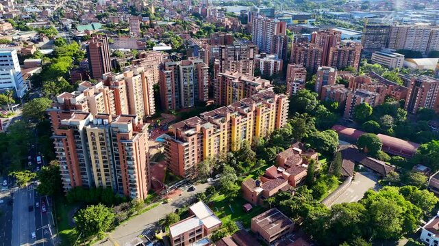 Video realizado con drone en un extraordinario d&iacute;a de verano y un azul del cielo inigualable, desde el barrio Jardines en Envigado. Se observa tambi&eacute;n ampliamente la ciudad de Medell&iacute;n.