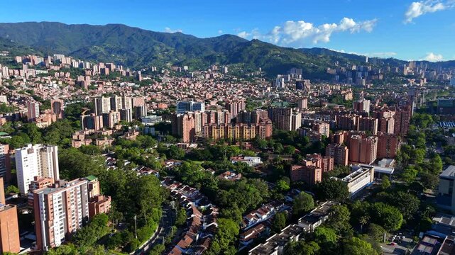 Video realizado con drone en un extraordinario d&iacute;a de verano y un azul del cielo inigualable, desde el barrio Jardines en Envigado. Se observa tambi&eacute;n ampliamente la ciudad de Medell&iacute;n.