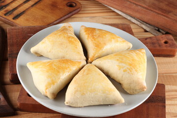 Comida brasileira, tipo petisco de festas fritos ou assados servidos no prato