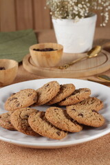 Biscoitos arrumados no prato para evento comemorativo