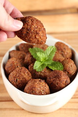 Comida brasileira, tipo petisco de festas fritos ou assados servidos no prato