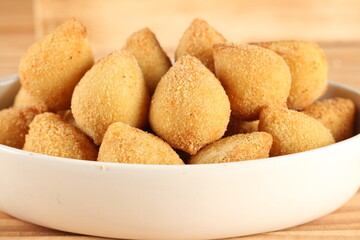 Comida brasileira, tipo petisco de festas fritos ou assados servidos no prato