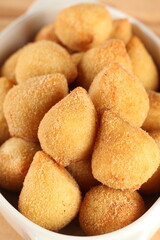 Comida brasileira, tipo petisco de festas fritos ou assados servidos no prato