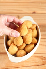 Comida brasileira, tipo petisco de festas fritos ou assados servidos no prato