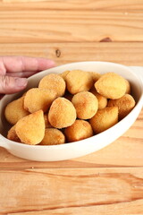 Comida brasileira, tipo petisco de festas fritos ou assados servidos no prato