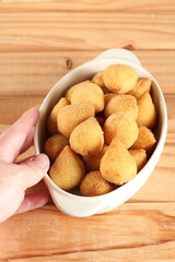 Comida brasileira, tipo petisco de festas fritos ou assados servidos no prato