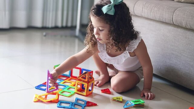 crian&ccedil;a brincando na sala com brinquedos de montar