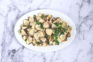vongole clams, in cream sauce, on a white plate, homemade, top view, no people,