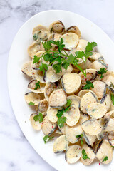 vongole clams, in cream sauce, on a white plate, homemade, top view, no people,