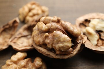 Obraz premium Fresh walnuts with shells on table, closeup