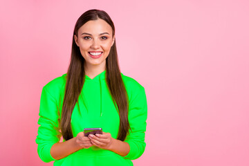 Fototapeta premium Photo of charming attractive cute nice girlfriend holding telephone with her hands receiving likes wearing yellow sweater isolated over pastel color background