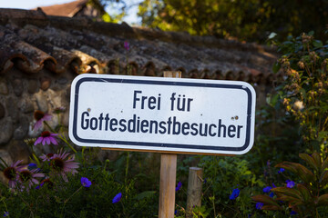 Schild für Gottesdienstbesucher