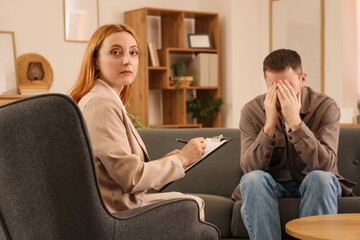 Obraz premium Female psychologist working with drug addict in office