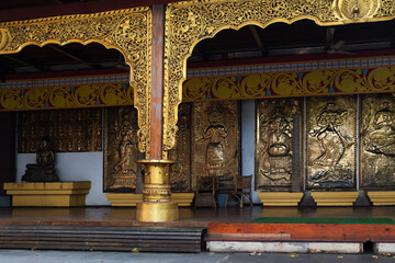 Naklejka premium Embossed images of Hindu deities placed near Buddha statue
