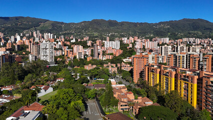 Obraz premium Imagen aérea capturada con drone en un extraordinario día de verano y un azul del cielo inigualable, desde el barrio Jardines en Envigado.