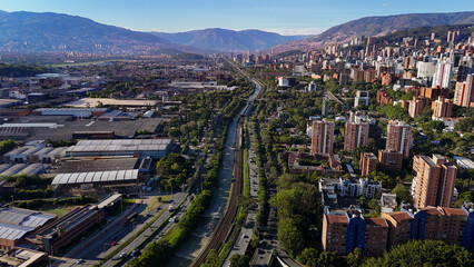 Imagen aérea capturada  con drone en un extraordinario día de verano y un azul del cielo inigualable, desde el barrio Jardines en Envigado.