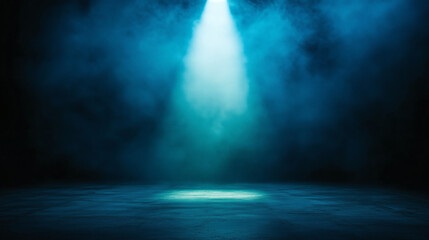 Fototapeta premium Foco de luz azul iluminando escenario en ambiente oscuro y brumoso.