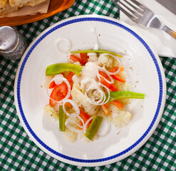 Cauliflower vegetable salad with stewed green beans and pepper