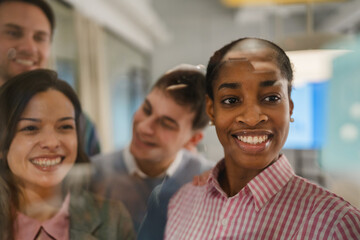 Obraz premium Diverse group of businesspeople brainstorming with sticky notes
