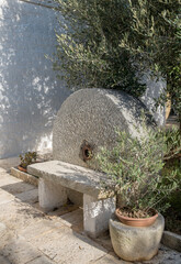 Kleine Steinbank vor einem alten M&uuml;hlstein, Apulien