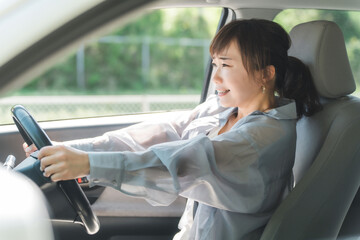運転中に急ブレーキをかける女性ドライバー（交通事故）
