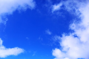 澄んだ冬の空に広がる青空