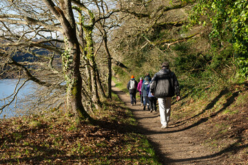 Randonneurs sur la rive du L&eacute;guer - Lannion Bretagne