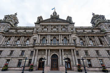 Obraz premium The Glasgow City Chambers stand tall, a testament to Scotland's rich history and architectural grandeur. Its intricate facade is truly breathtaking!