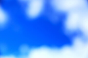 ぼかした雲がデザイン的な背景素材