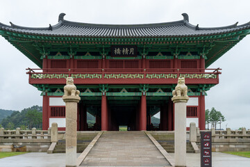 Obraz premium Majestic Korean gate with intricate details and serene surroundings, showcasing traditional architecture.