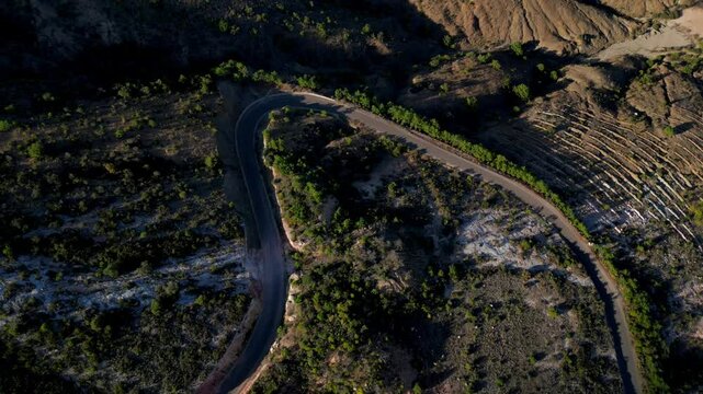 Vista de dron en las laderas de una monta&ntilde;a en la sierra de oaxaca, camino rural sobre la sierra . viajes y turismo en M&eacute;xico