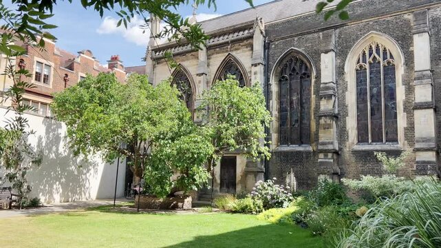 Experience a beautiful sunny day in Cambridge, UK, exploring the historic University of Cambridge and its iconic colleges. Walk along the King&rsquo;s College, King&rsquo;s College Chapel, and Corpus Christi Coll