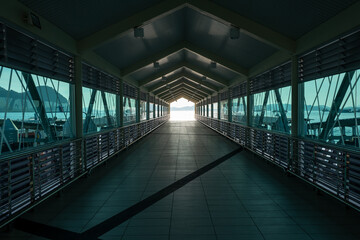 Obraz premium A pathway stretches towards a bright waterfront, promising stunning sea and mountain views.