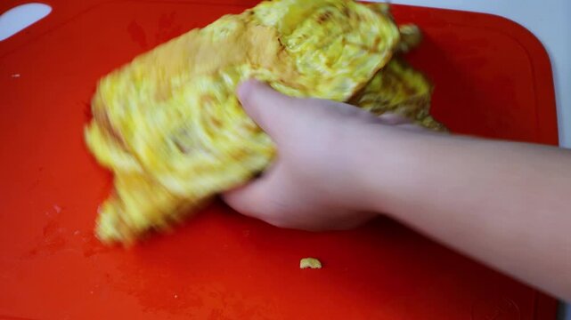 I'm cutting the egg custard to make keto kimbap.키토김밥을 만들기위해 계란지단을 썰고있습니다.