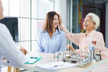 Obraz premium Asian woman take her elderly mother to see and health check in hospital.