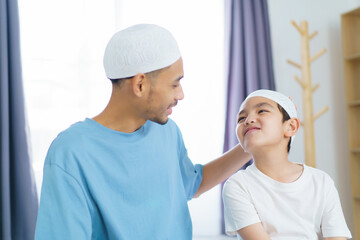 Obraz premium Asian muslim man and son are praying for Allah.