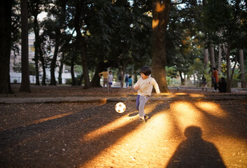 サッカーボールで遊ぶ少年/A boy playing with a soccer ball