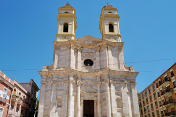 Fototapeta premium Majestic Italian church basks in sunlight, its stone facade and twin bell towers creating a stunning architectural scene.