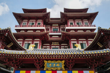 Fototapeta premium The breathtaking Buddha Tooth Relic Temple in Singapore, a stunning example of Chinese architecture and a significant Buddhist site.